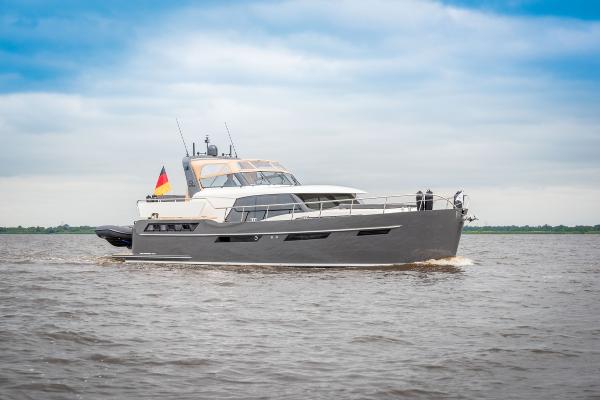 Super Lauwersmeer Discovery 47 AC 2025 Super Lauwersmeer Discovery 47 AC yacht cruising on open water under a cloudy sky.