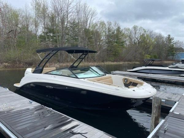 Sea Ray SDX 250 2023 Sea Ray 250 SDX boat docked at a marina.