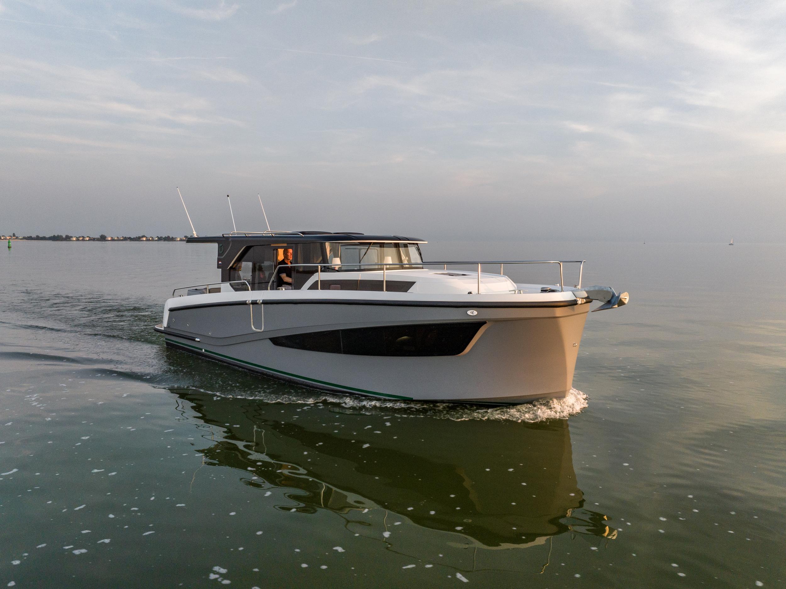 2025 Delphia Yachts 10 Sedan
