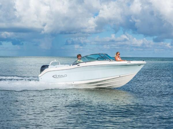Robalo R207 2025 Robalo R207 boat cruising on open water under a cloudy sky.