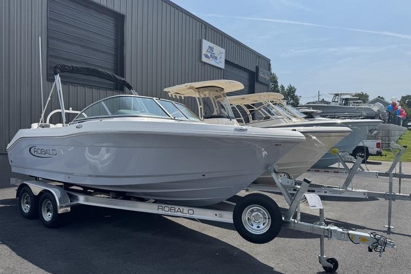 2025 Robalo R207 Dual Console