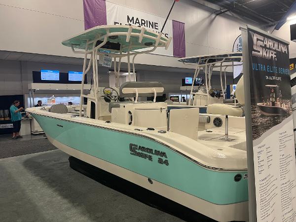 Carolina Skiff 24 Ultra Elite 2024 Carolina Skiff 24 Ultra Elite boat on display at a marine exhibition.