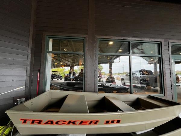 2025 Tracker Grizzly 10 Jon