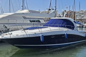 Sea Ray 425 Sundancer 2004 Sea Ray 425 Sundancer yacht docked in a marina, featuring sleek design and blue covers.