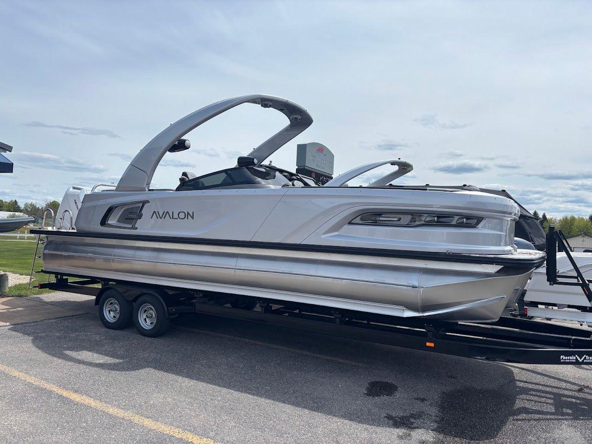 Avalon Excalibur Quad Lounge Windshield 2785 2025 Avalon Excalibur Quad Lounge Windshield 2785 1