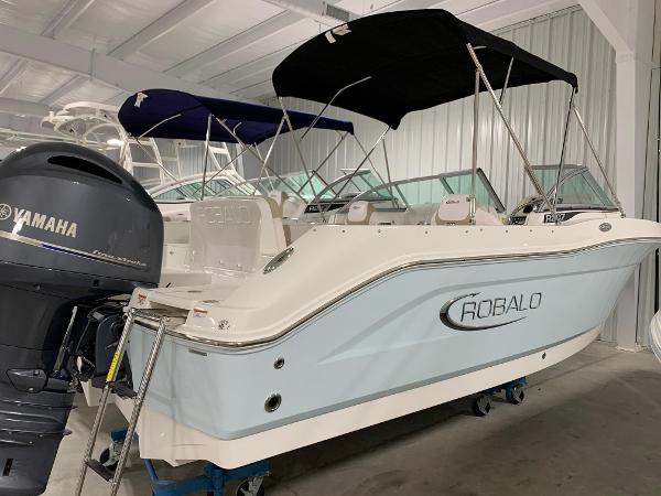 Robalo R207 Dual Console 2024 Robalo R207 Dual Console boat with Yamaha engine in a showroom.