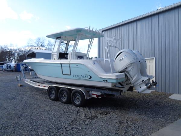 2023 Robalo R272 Center Console