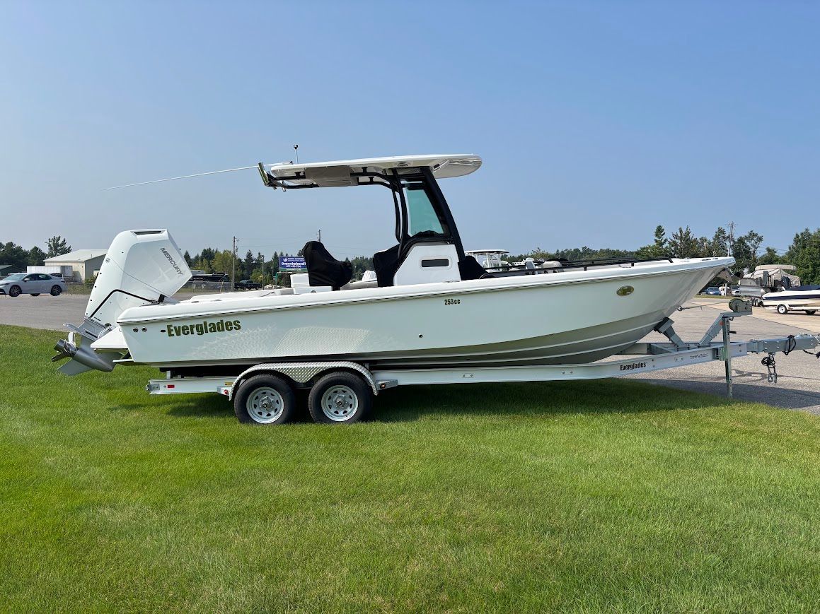 2023 Everglades 253 Center Console