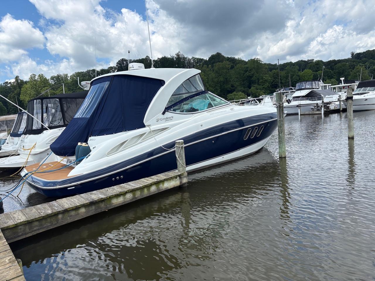 2013 Cruisers Yachts 350 Express