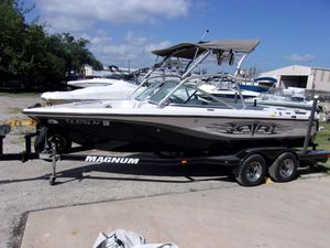 Correct Craft SUPER AIR NAUTIQUE 210 TEAM EDITION 2006 Correct Craft SUPER AIR NAUTIQUE 210 TEAM EDITION boat on trailer, parked outdoors.