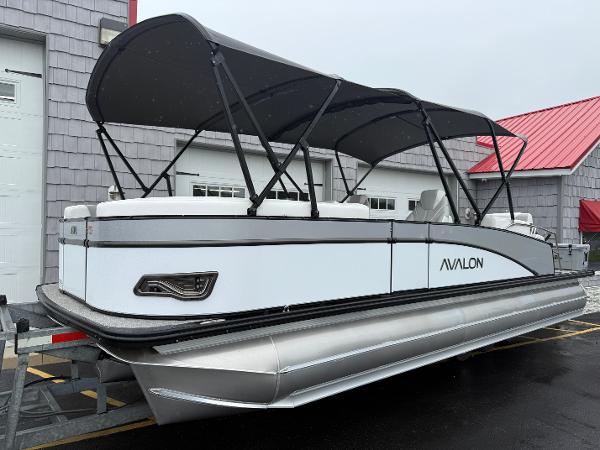 Avalon 2385 Catalina Quad Lounger Shift, Tri Toon High Performance 2025 Avalon 2385 Catalina Quad Lounger, Tri Toon High Performance pontoon boat, docked outdoors.