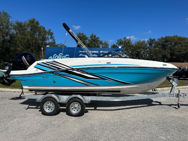 Bayliner VR5 Bowrider OB 2024 Bayliner VR5 Bowrider OB on trailer, blue and white exterior.