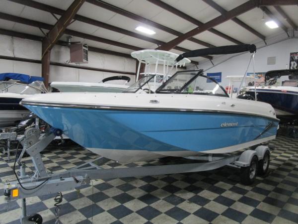 Bayliner 210EL 2023 Bayliner 210EL boat in showroom, blue hull, on trailer.