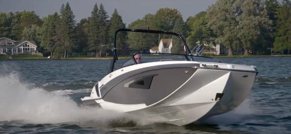 Glastron GTD 240 2022 Glastron GTD 240 boat cruising on a lake with trees in the background.