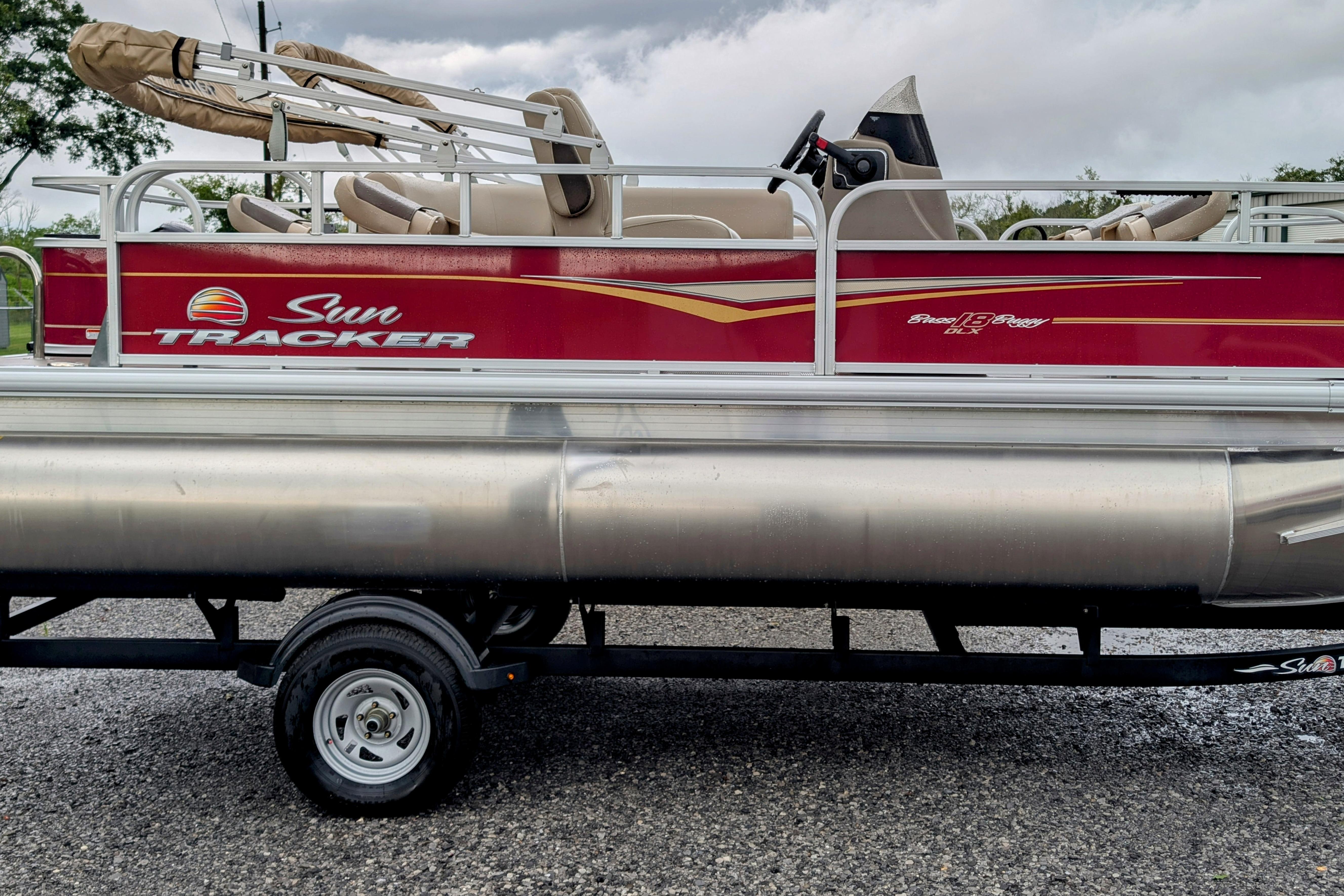 Sun Tracker Bass Buggy 18 DLX 2025 Sun Tracker Bass Buggy 18 DLX pontoon boat on trailer, side view.