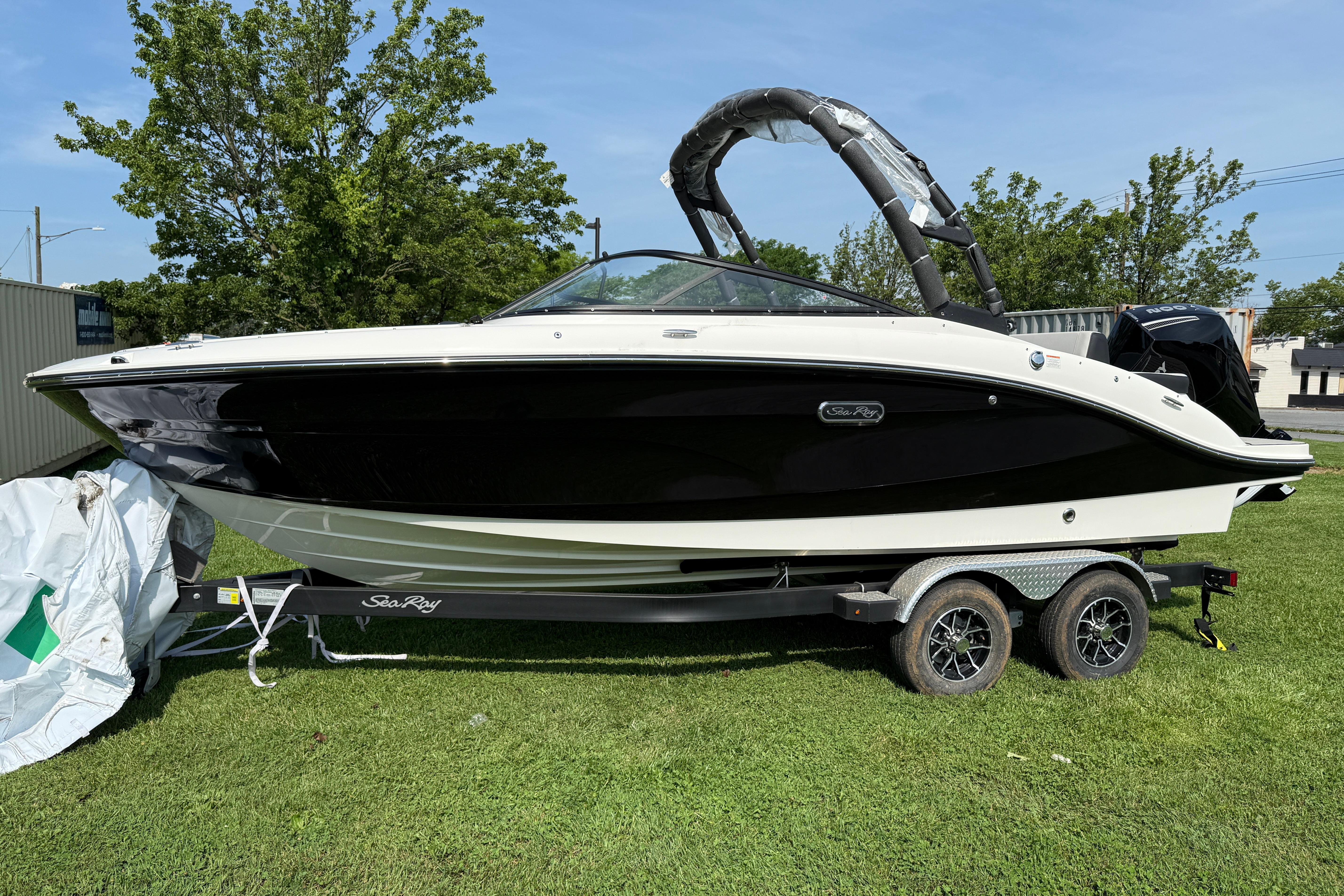 2025 Sea Ray SPX 210 Outboard