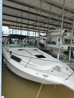 Sea Ray 290 Sundancer 1996 Sea Ray 290 Sundancer docked in a covered marina.