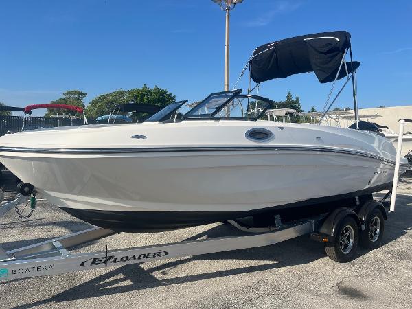 Bayliner VR6 Bowrider OB 2022 Bayliner VR6 Bowrider OB on trailer, ready for water adventures.