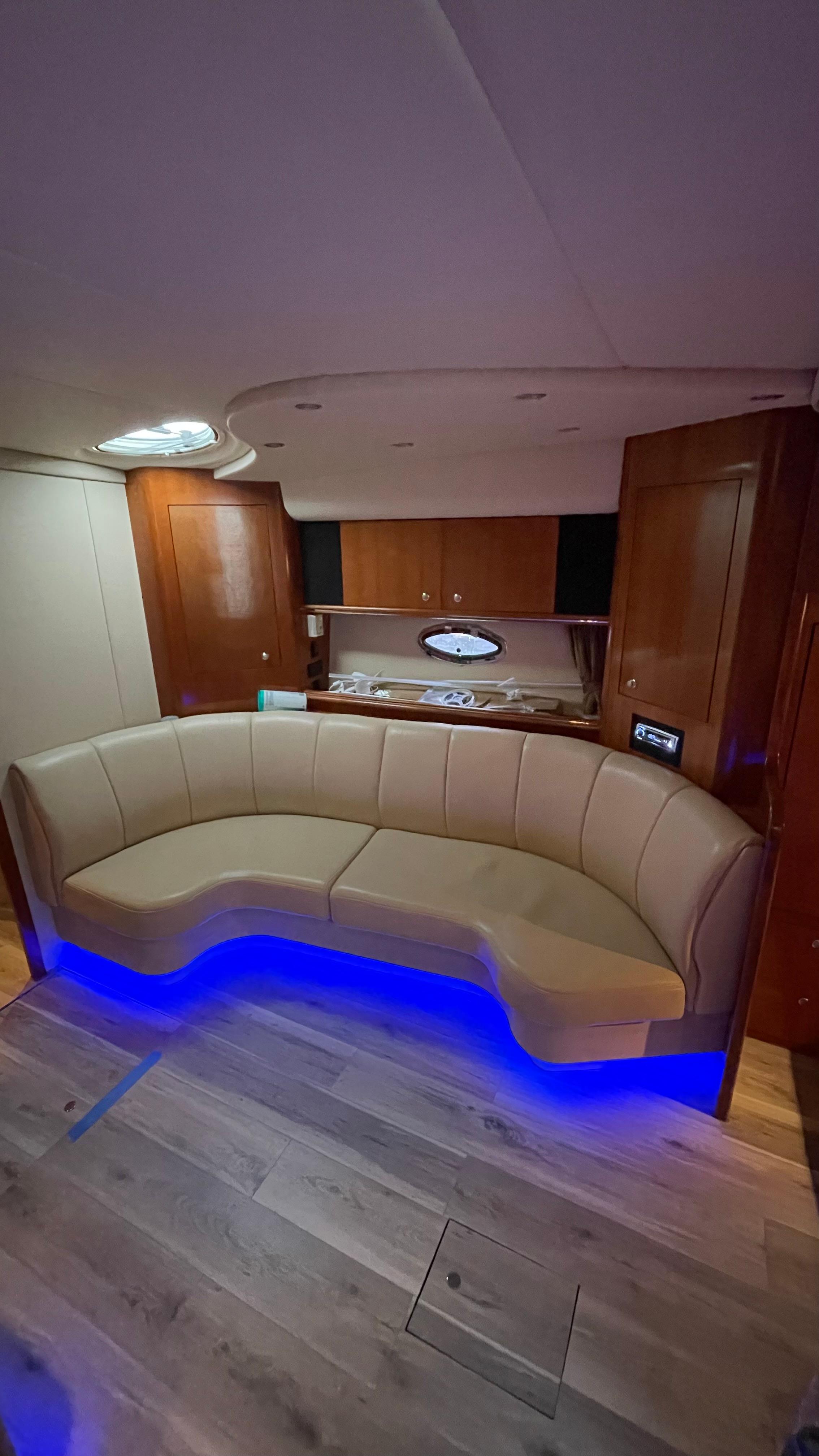 2004 Cruisers Yachts 370 Express