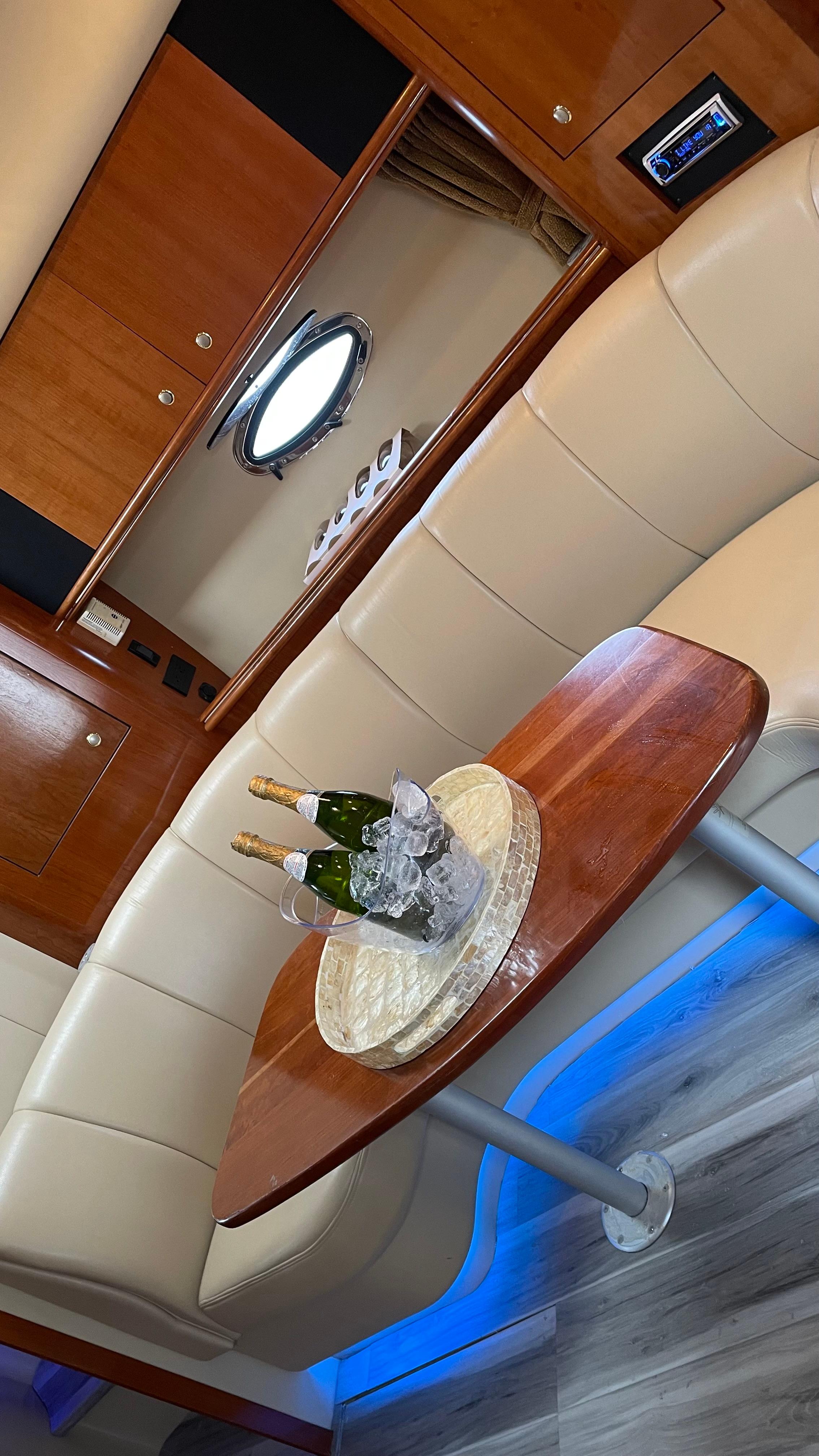 2004 Cruisers Yachts 370 Express