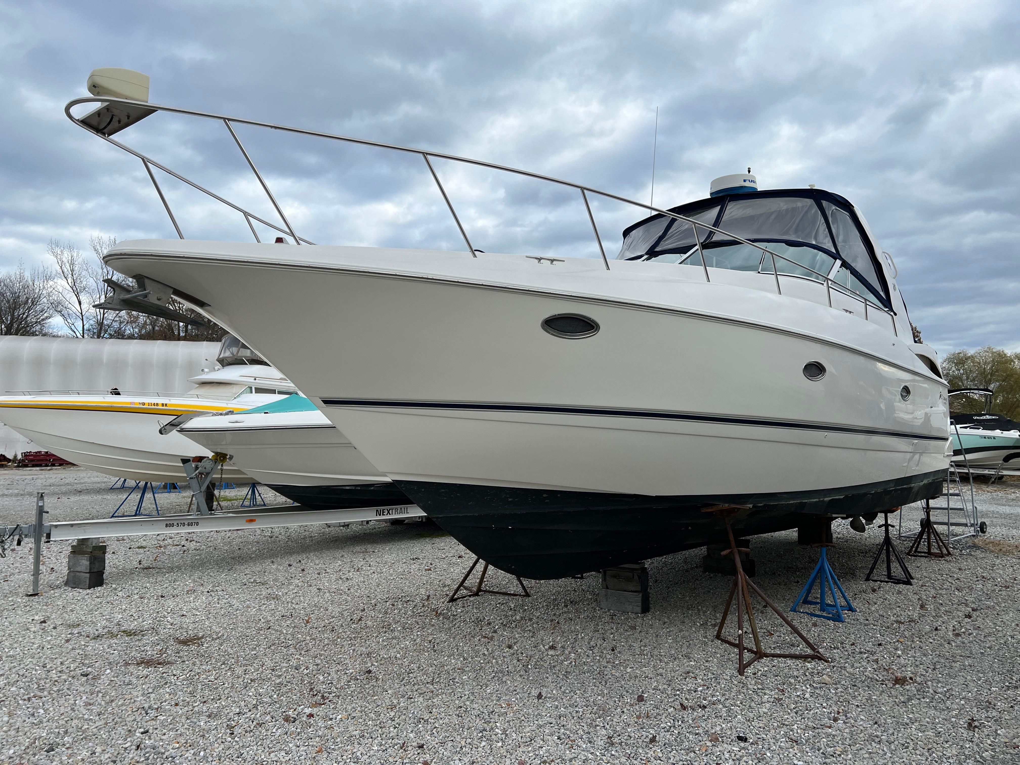 2004 Cruisers Yachts 370 Express