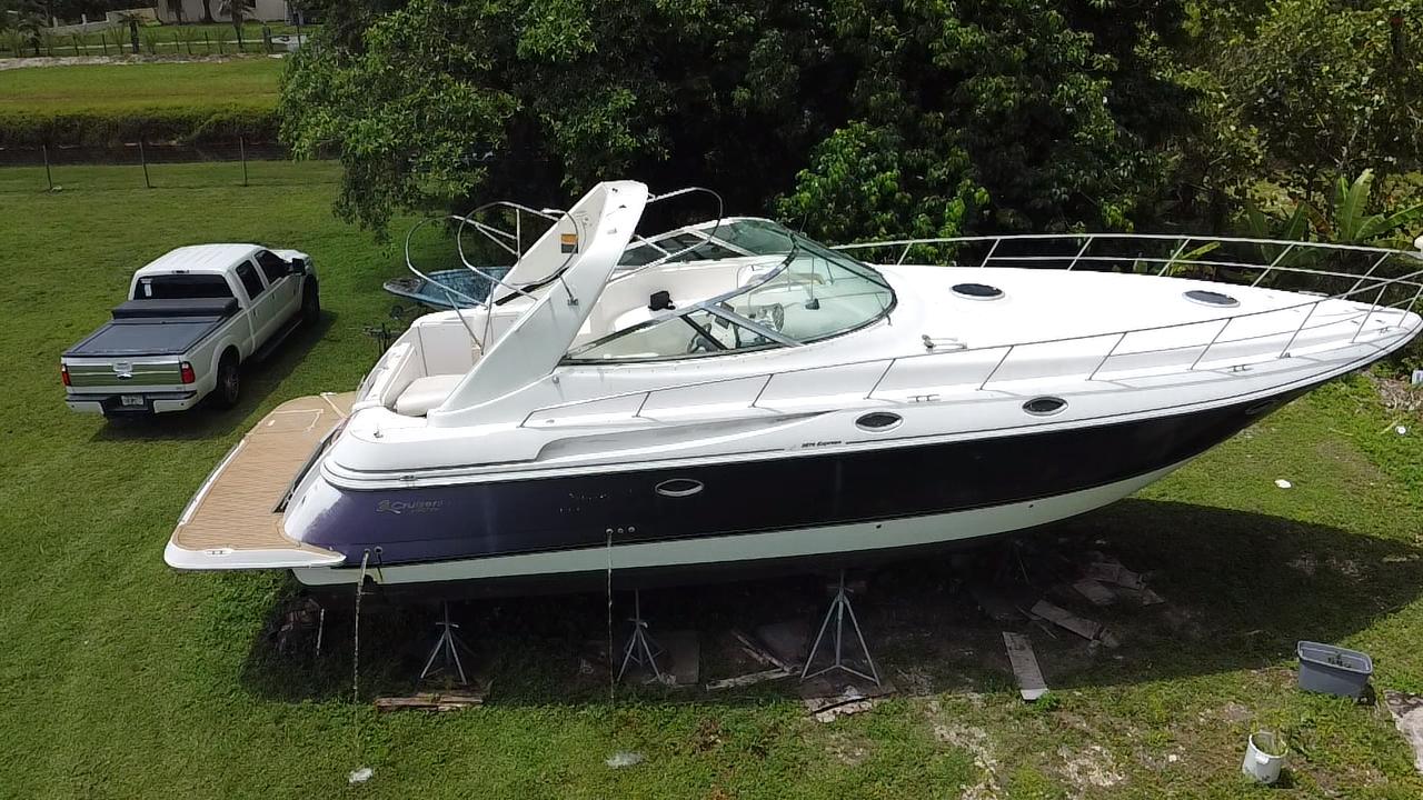 2000 Cruisers Yachts 3870 Express