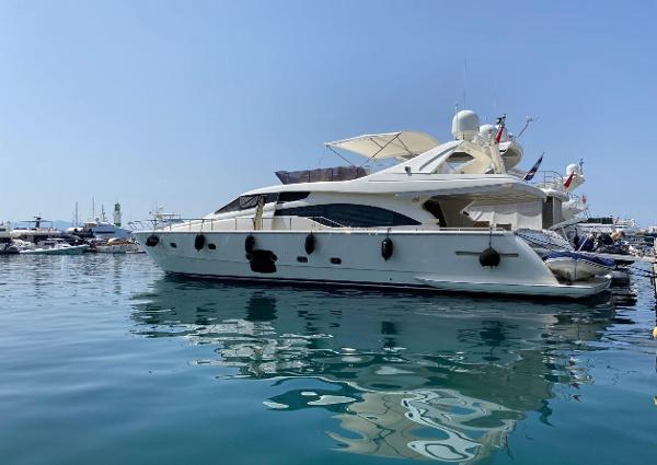 2011 Ferretti Yachts 700