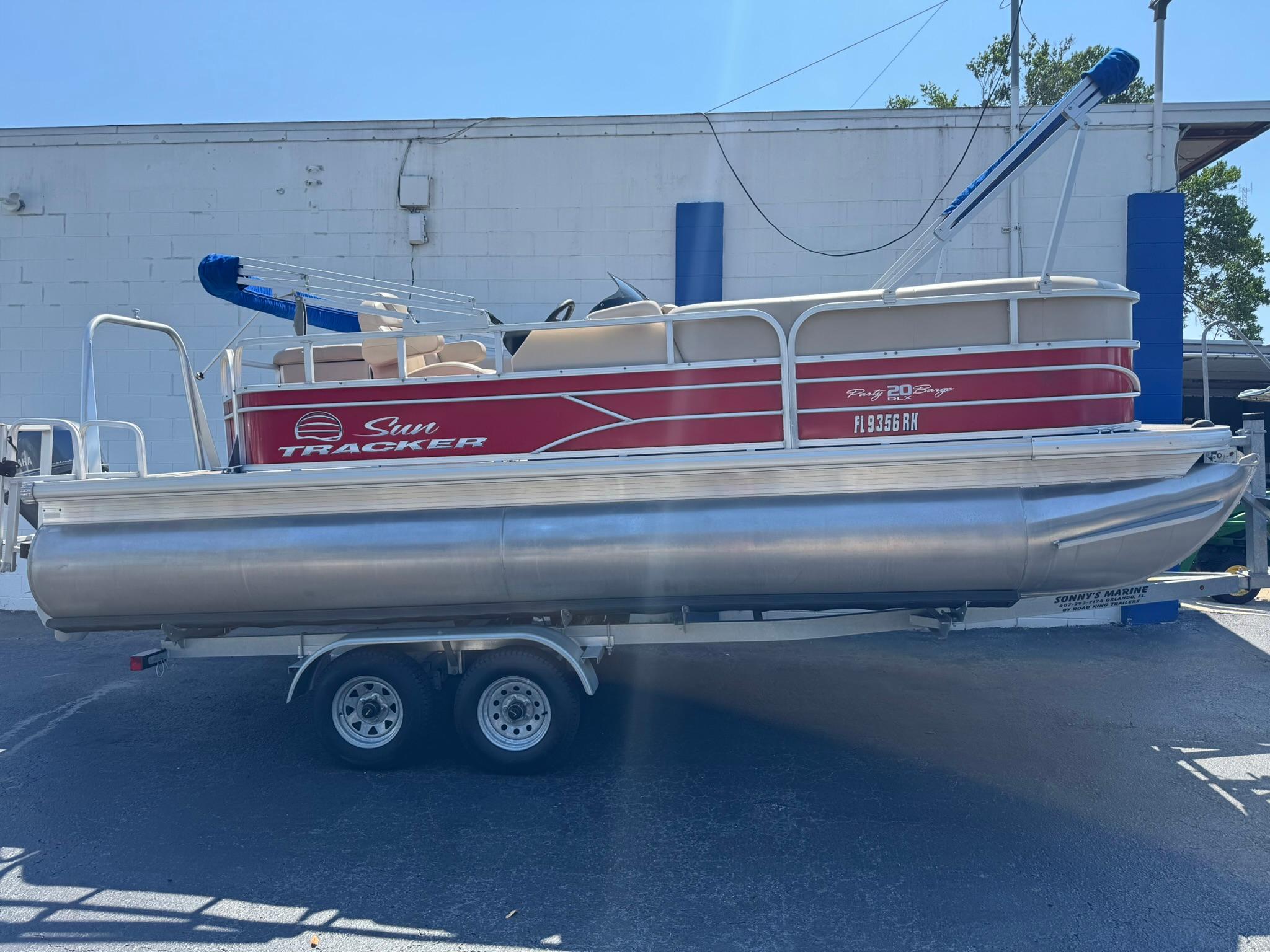 Sun Tracker Party Barge 20 DLX 2017 Sun Tracker Party Barge 20 DLX pontoon boat on trailer.