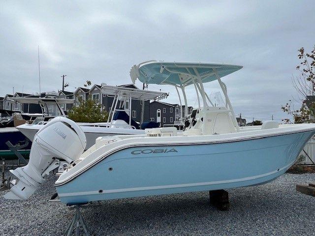 2025 Cobia 220 CC