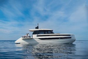 Invictus ST550 Luxury Invictus ST550 yacht cruising on calm ocean waters, 2025 model.