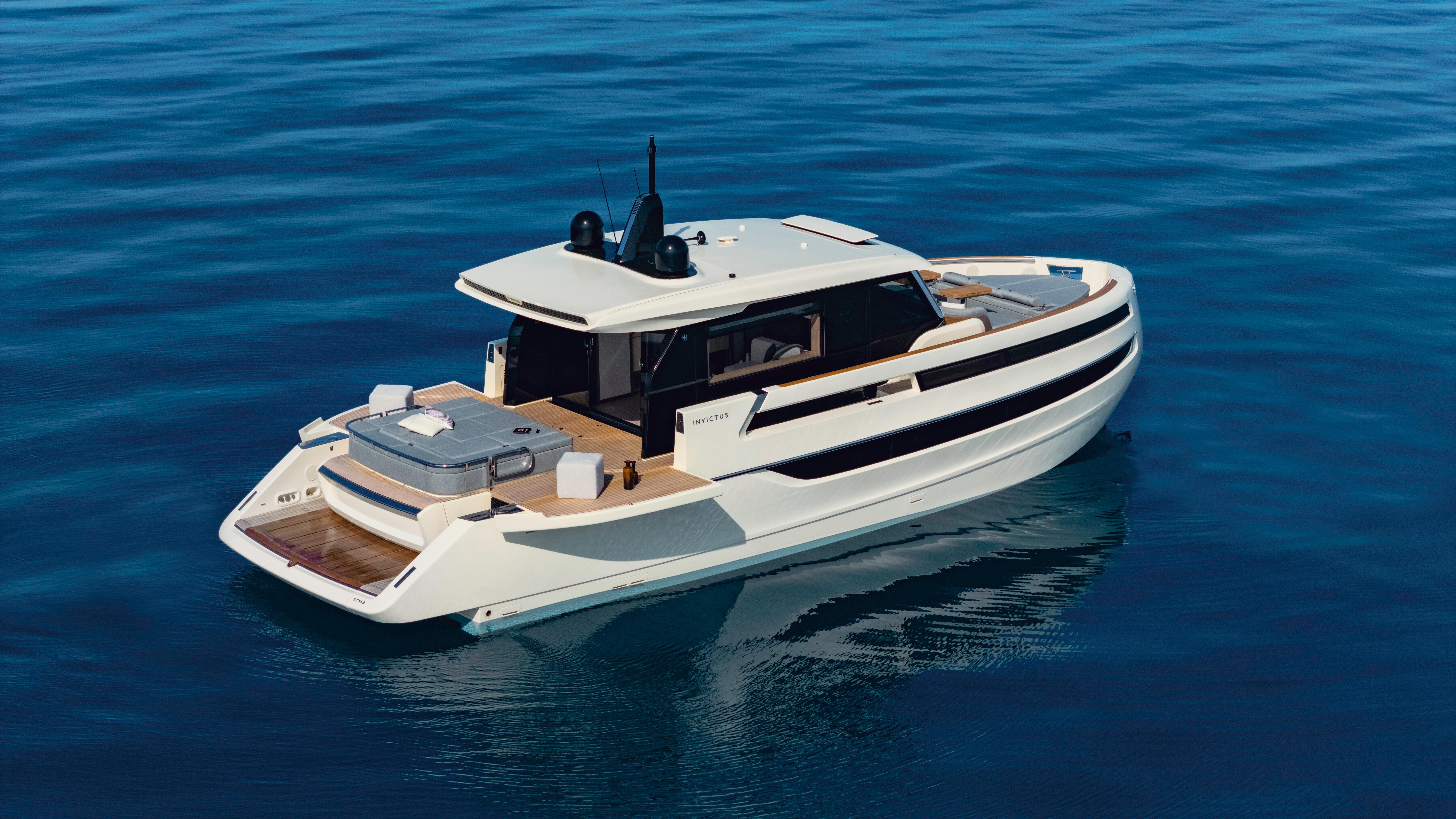2025 Invictus ST550