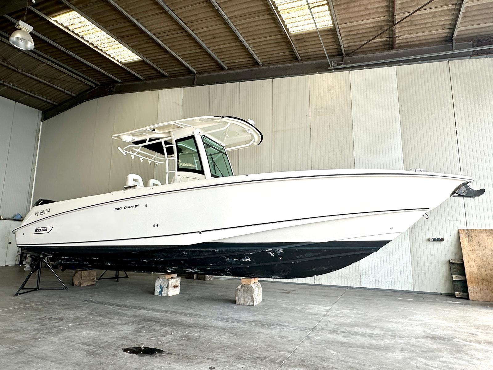 2012 Boston Whaler 320 Outrage