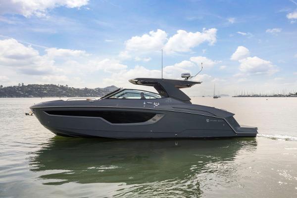 2022 Cruisers Yachts 38 GLS South Beach IO
