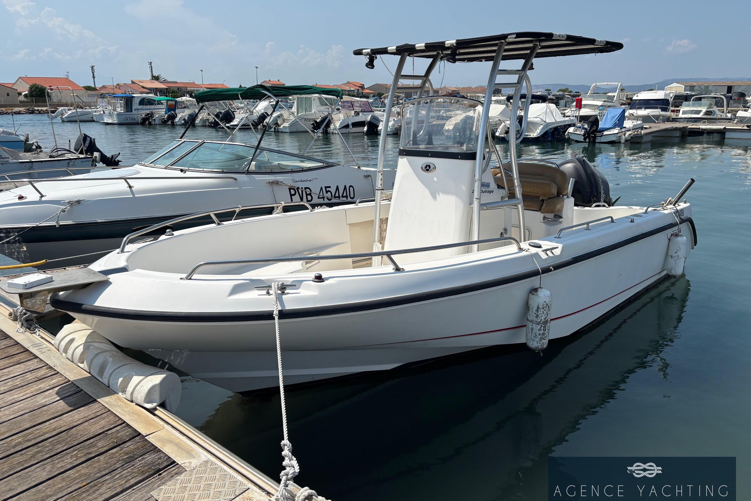 2005 Boston Whaler 210 Outrage