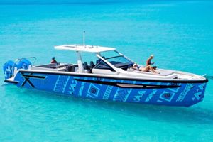 Windy SR44 2022 Windy SR44 boat with vibrant blue design on clear turquoise water.
