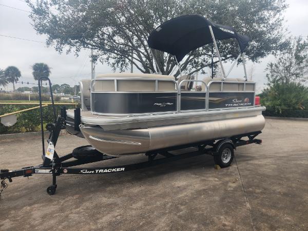 2025 Sun Tracker Party Barge 16 DLX