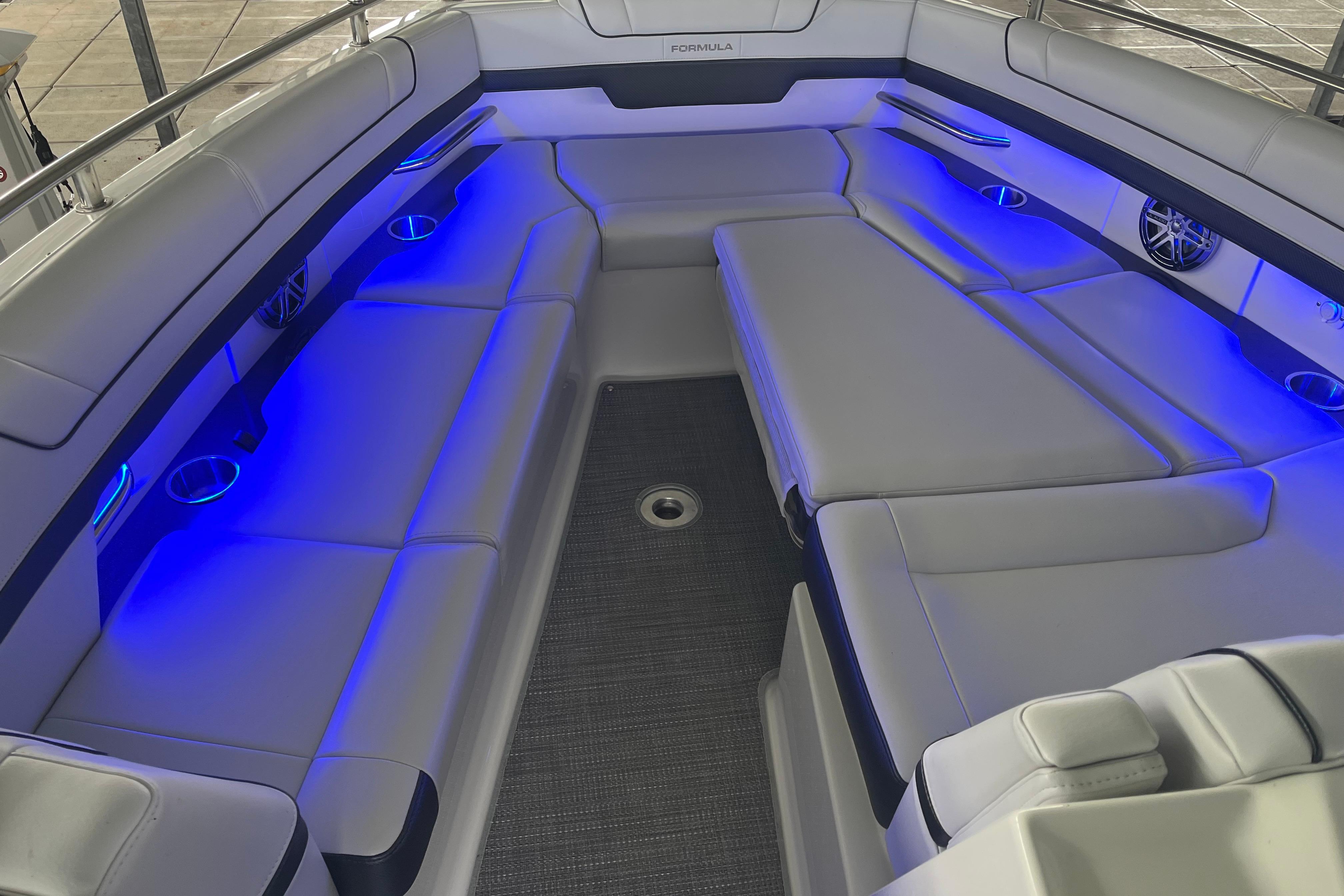 2019 Formula 330 Crossover Bowrider I/O
