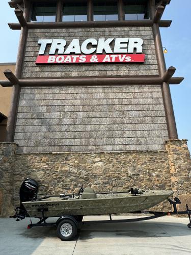 Tracker Grizzly 1754 SC 2025 Tracker Grizzly 1754 SC boat displayed outside Tracker Boats & ATVs store.