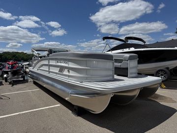 2025 Bennington M Quad Bench 24 MFB Tritoon