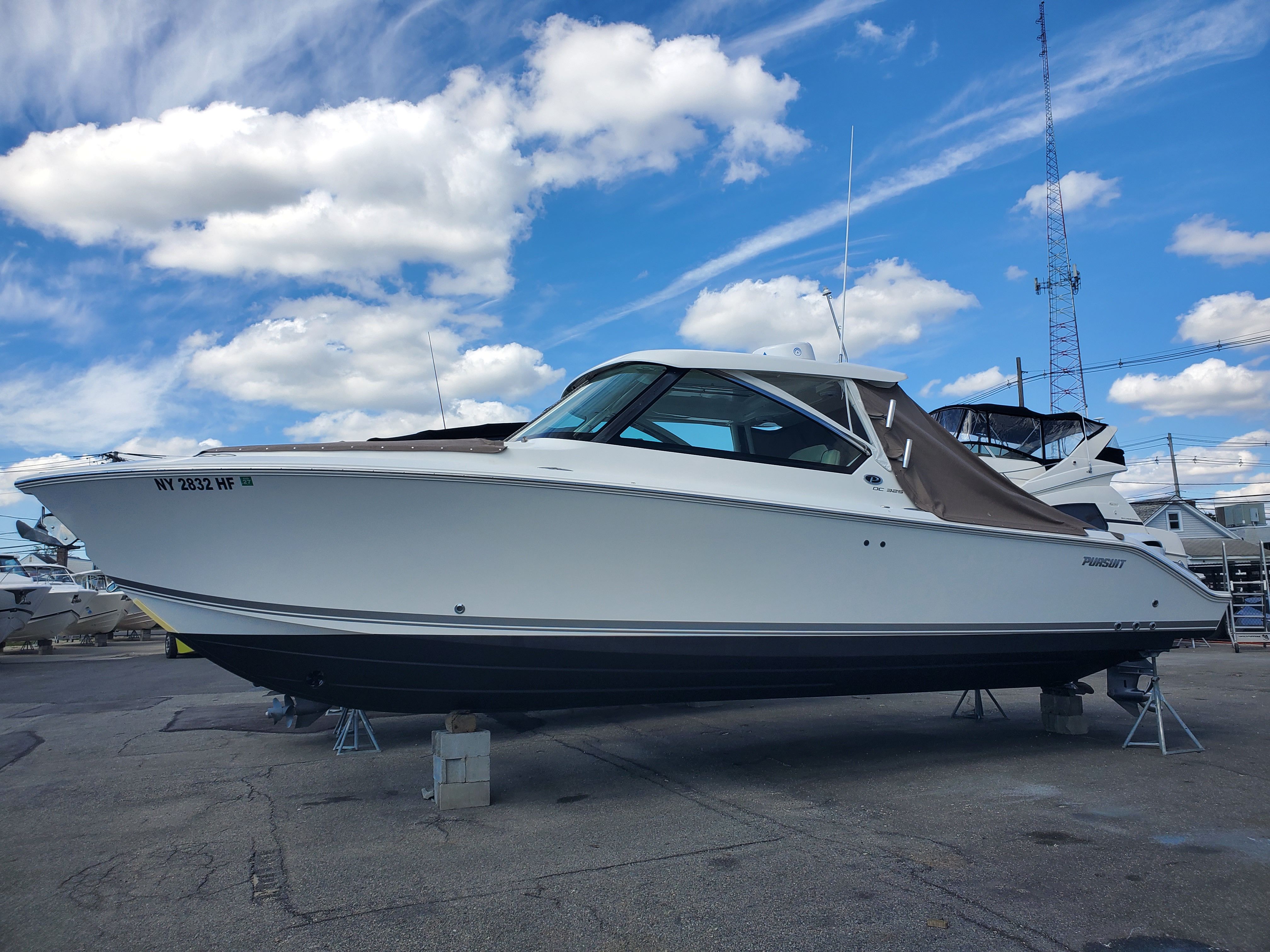 2019 Pursuit DC 325 Dual Console
