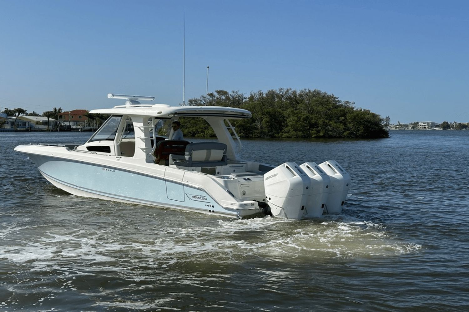 2025 Boston Whaler 350 Realm