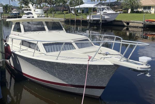 Hatteras 28 CRUISER 1967 Hatteras 28 Cruiser docked in a marina, featuring classic design and sleek lines.