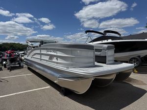 Bennington M Quad Bench 24 MFB Tritoon
