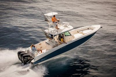 Boston Whaler 350 Outrage Boat