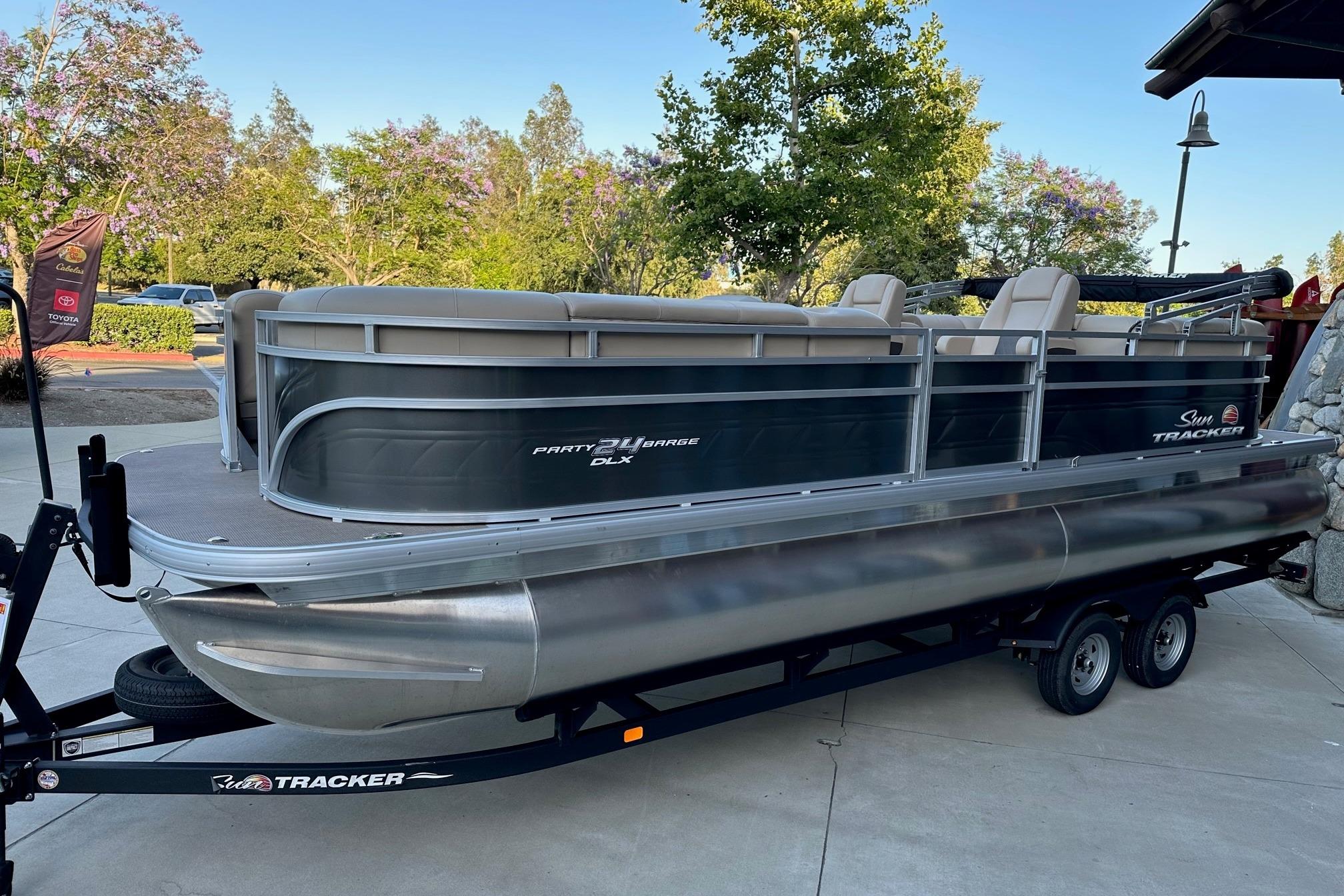 2024 Sun Tracker Party Barge 24 DLX