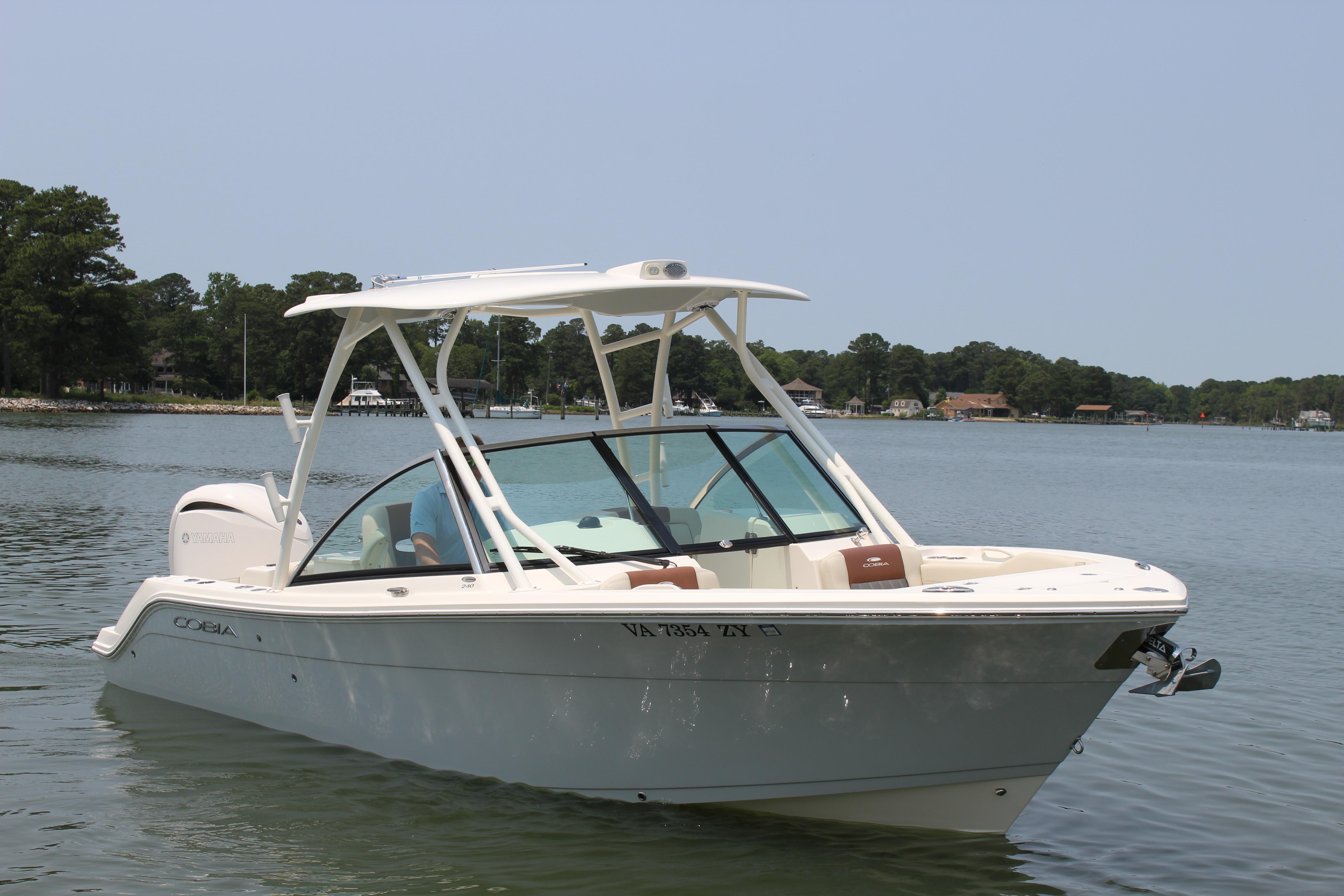 2022 Cobia 240 DC