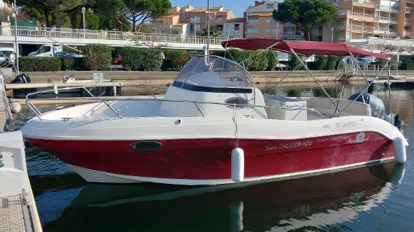 Pacific Craft 800 sun cruiser 2008 Pacific Craft 800 Sun Cruiser docked in a marina, featuring a sleek red and white design.