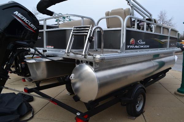2025 Sun Tracker Party Barge 18 DLX