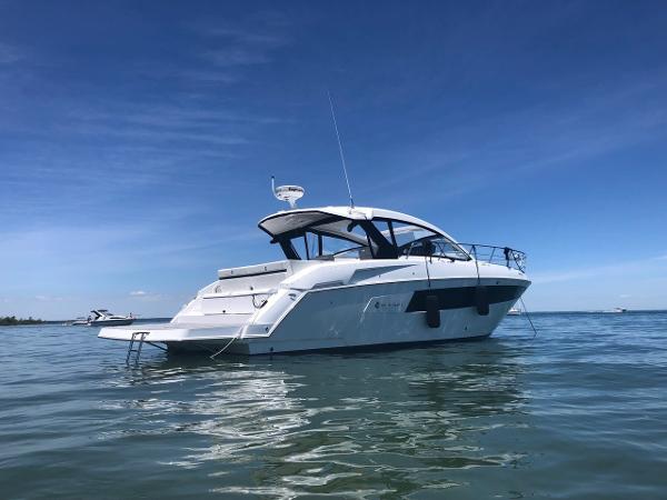Cruisers Yachts 390 Express Coupe At Anchor