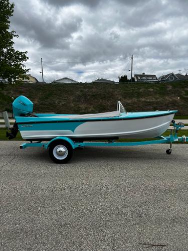 Starcraft 57 SKI CHAMP 2025 Starcraft 57 SKI CHAMP boat, turquoise and white, on a trailer, parked on a road.